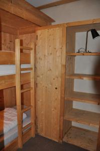 莱德萨阿尔卑斯Cortina - 12 - Appart confort - 8 pers的客房设有两张双层床和梯子