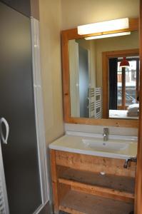 莱德萨阿尔卑斯Cortina - 12 - Appart confort - 8 pers的一间带水槽和镜子的浴室