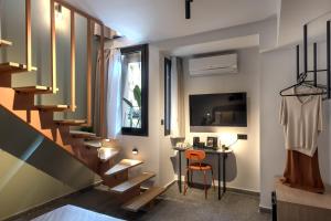 雅典Bonnie Athens by Nin&Bau的客房设有楼梯、桌子和椅子。