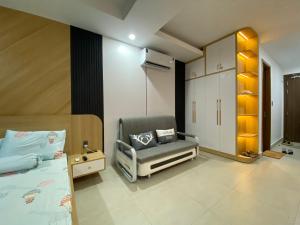 Ấp Rạch MẹoCăn hộ studio tầng 16 chung cư Sophia Center的一间卧室配有一张床和一把椅子