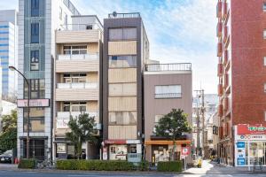 东京HOTEL HARE BARE 3min walk from Kiba Station的城市街道上的公寓大楼