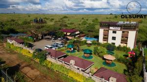 内罗毕Olsupat Lodge的享有酒店庭院的空中景致
