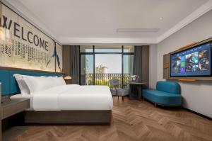 黄山市美豪酒店黄山高铁北站店的配有一张床和一台平面电视的酒店客房