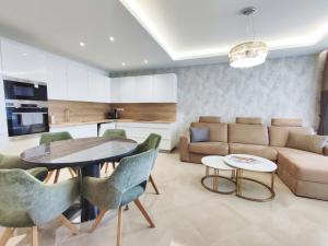 凯斯特海伊Royal Liberty Apartment的客厅配有沙发和桌椅