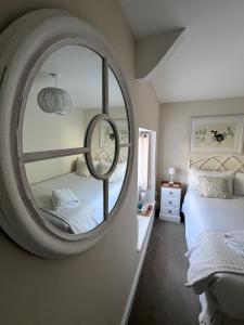 比尔Bay View Guest House的卧室配有墙上的大镜子