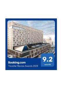 那霸嘉新酒店的一张建筑物的照片,上面写着预订机旅行者评审奖