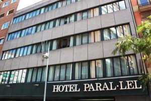 巴塞罗那帕拉莱尔酒店的大楼一侧的旅馆标志