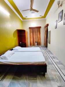 AyodhyaShantiniketan 4BHK Comfortable Family Stay in Ayodhya的一间卧室设有两张床和天花板