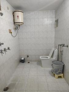 AyodhyaShantiniketan 4BHK Comfortable Family Stay in Ayodhya的浴室配有卫生间和水槽。