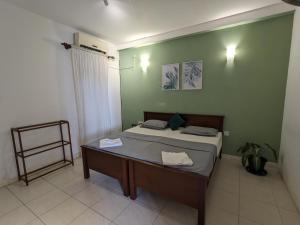 科伦坡帕尔米拉住宅酒店的一间卧室配有一张床和一张桌子