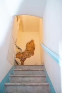 莱里奇DEMIVIE GUESTHOUSE的一套楼梯,有门和墙
