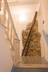 莱里奇DEMIVIE GUESTHOUSE的石墙房子的楼梯