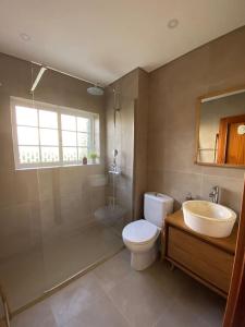 AroeiraNini's Beach House - Aroeira, Charneca da Caparica的浴室配有盥洗盆、卫生间和浴缸。