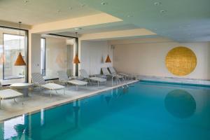 艾福雷诺德Euforia Retreat and Spa的一座配有桌椅的酒店游泳池