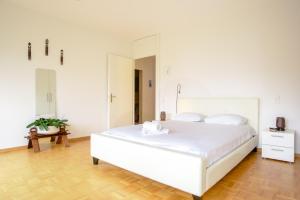 日内瓦Tourelle 2 - Spacieux appartement dans le centre de Genève的卧室配有白色的床和大镜子