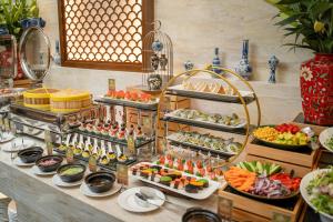 河内The Oriental Jade Hotel的自助餐,展示了多种不同类型的食物