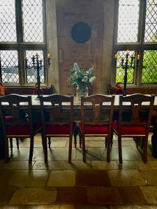 希普顿－安德威奇伍德The Crown at Shipton的窗户间里的桌椅
