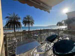 芒通Villa Azzurra superbe 2P centrale et vu mer的一个带椅子的阳台,享有海滩美景