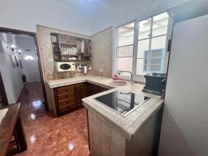 洛斯·亚诺斯·德·阿里丹Aceró Home的一个带水槽和窗户的大厨房