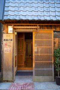 京都美筑八坂的大楼入口,设有开放式门