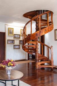 巴塔拉Casa da Lena的客厅里设有木制螺旋楼梯和桌子
