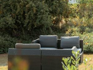 布拉尼亚克铂尔曼图卢兹机场度假酒店的庭院里一张带两个枕头的沙发