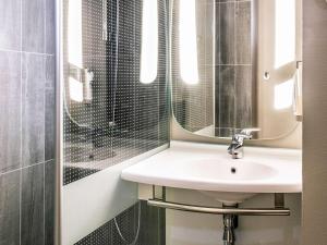 布雷斯地区布尔格布雷斯布尔格宜必思酒店的一间带水槽和镜子的浴室