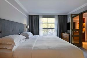伦敦凯悦伦敦丘吉尔酒店的卧室设有一张白色大床和一扇窗户。