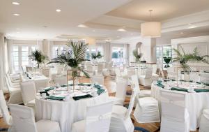 圣佩德罗圣佩德罗希尔顿逸林酒店的一间设有白色桌子和白色椅子的房间