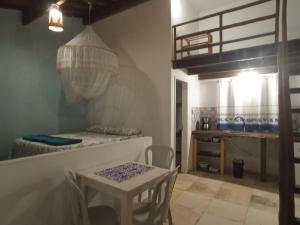 马拉卡贾Casa INTI de Maracajaú的客房设有一张桌子和一张双层床。