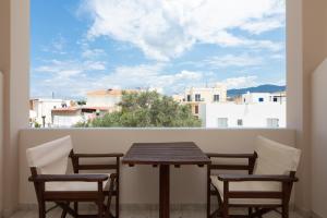 派尔季卡威尼斯酒店的美景阳台配有桌椅