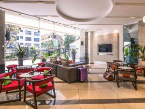 内罗毕内罗毕西兰宜必思风格酒店的客厅配有沙发和桌椅