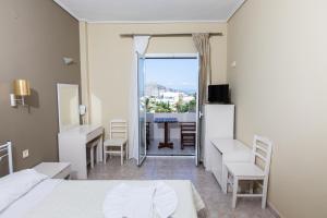 派尔季卡威尼斯酒店的一间卧室配有一张床、一张桌子和一张桌子