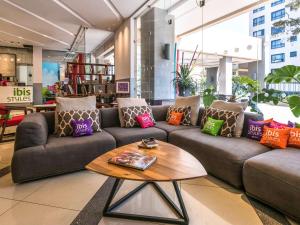 内罗毕内罗毕西兰宜必思风格酒店的带沙发和咖啡桌的客厅