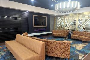 韦科南韦科伍德韦拉昆塔套房酒店的客厅设有两张沙发和一个壁炉