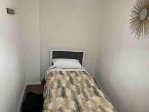 戈里察Traditional Bazaar Home2的一间小卧室,卧室的白色墙壁上配有一张床