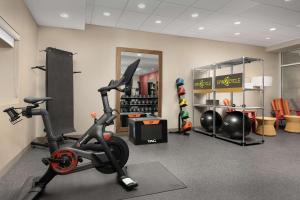阿比林Home2 Suites By Hilton Abilene Southwest的健身房设有跑步机和健身自行车