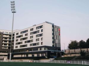 鲁昂坎帕尼尔罗恩梅尔莫兹旅馆的前面有足球场的白色建筑