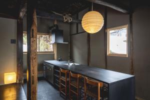 长野awai 戸隠的厨房配有黑色柜台和水槽