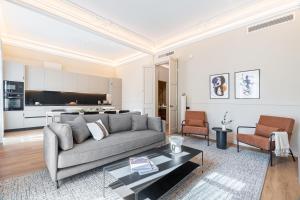 巴塞罗那阿斯帕奇亚斯兰布拉加泰罗尼亚套房公寓的客厅配有沙发和桌子