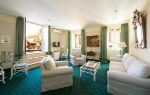 罗马乔治安娜酒店的带沙发和椅子的客厅以及窗户。