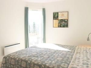 阿灵厄6 person holiday home in Allinge的一间卧室设有一张床和一个窗口