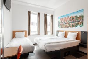 阿姆斯特丹阿姆斯特丹竞技场大道便捷酒店的带2扇窗户的客房内的2张床