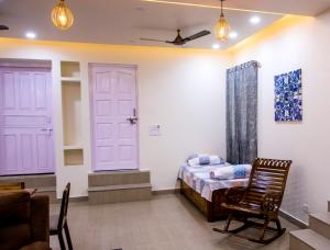 AyodhyaGooseberry Garden的一间卧室配有一张床和一把椅子