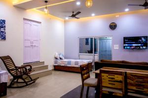 AyodhyaGooseberry Garden的客厅配有沙发和一张床