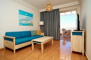 波多黎各Balcon del Mar的客厅配有蓝色的沙发和电视
