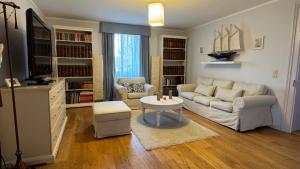 苏黎世Entire Zurich Villa, Your Private Luxury Escape的客厅配有沙发和桌子