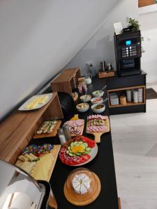 科希强Hotel Nenufar Premium的一张桌子上放着许多盘子的食物
