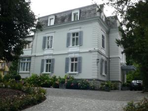 苏黎世Entire Zurich Villa, Your Private Luxury Escape的前面有鲜花的白色房子