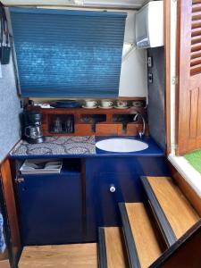 希洪Experiencia en el mar Gijon C的一间小厨房,内设一个水槽